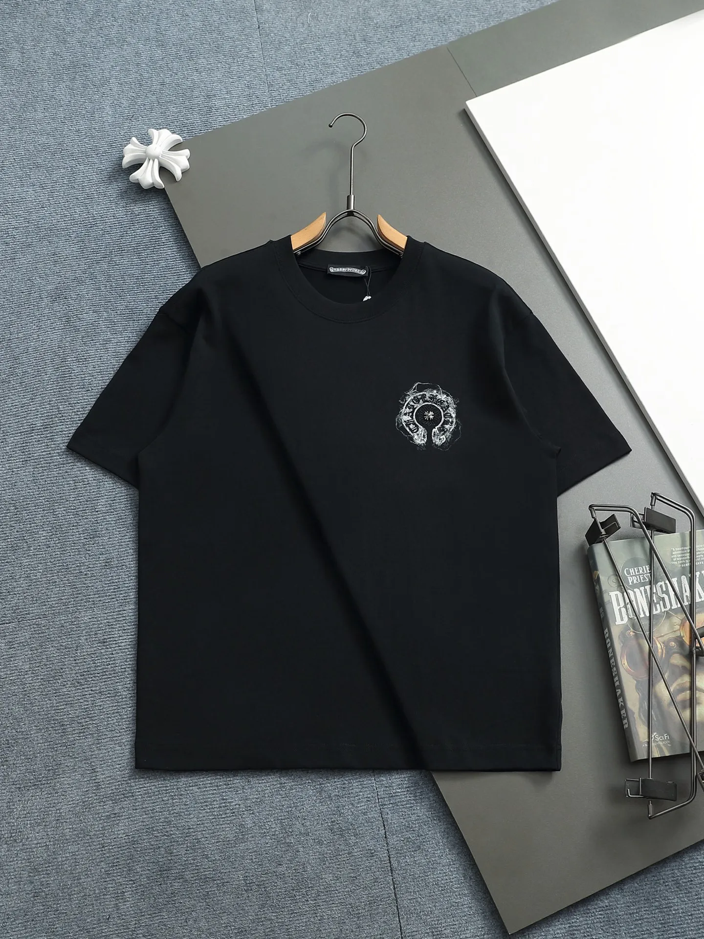 P170 Chrome hearts ch Crow heart horseshoe cross hardware short-sleeved T-shirts Advanced tie-dye technology Large version Loose and stylish difference Low version slim and long version with upper body and pulled hips 100% commitment: top quality, not fast food The highest version on the market Top quality, 320 grams 26 custom-dyed double yarn cotton, same style for men and women, complete with three standards. Color: Black White Size S M L XL